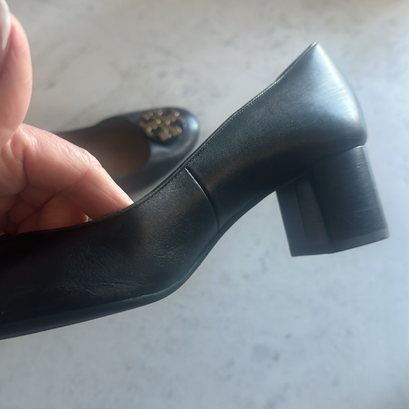 Black Tory Burch pumps with gold buckle, excellent condition - Picture 3 of 6